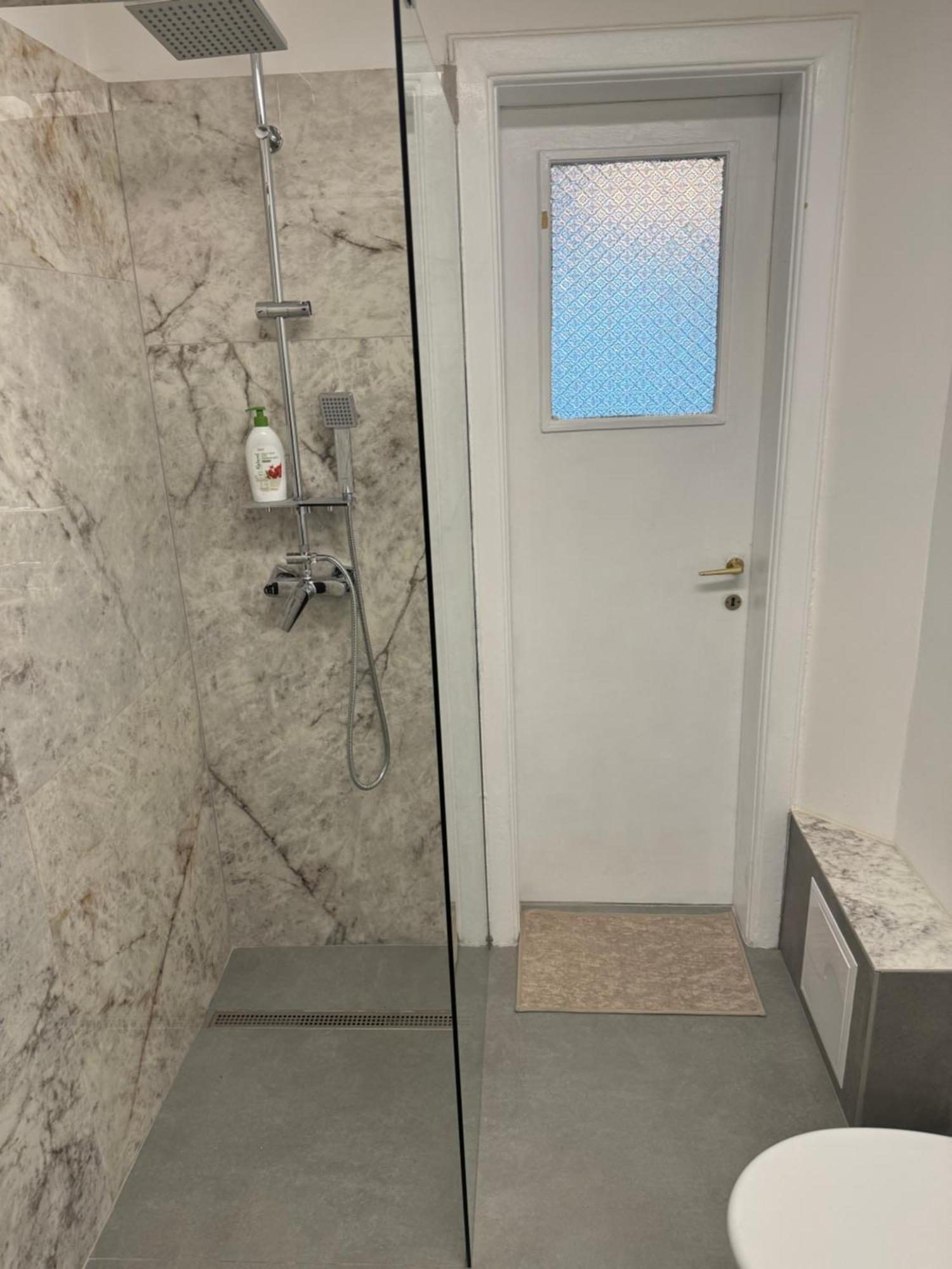 Airy & Beautiful Downtown Apartment Bucureşti Ngoại thất bức ảnh