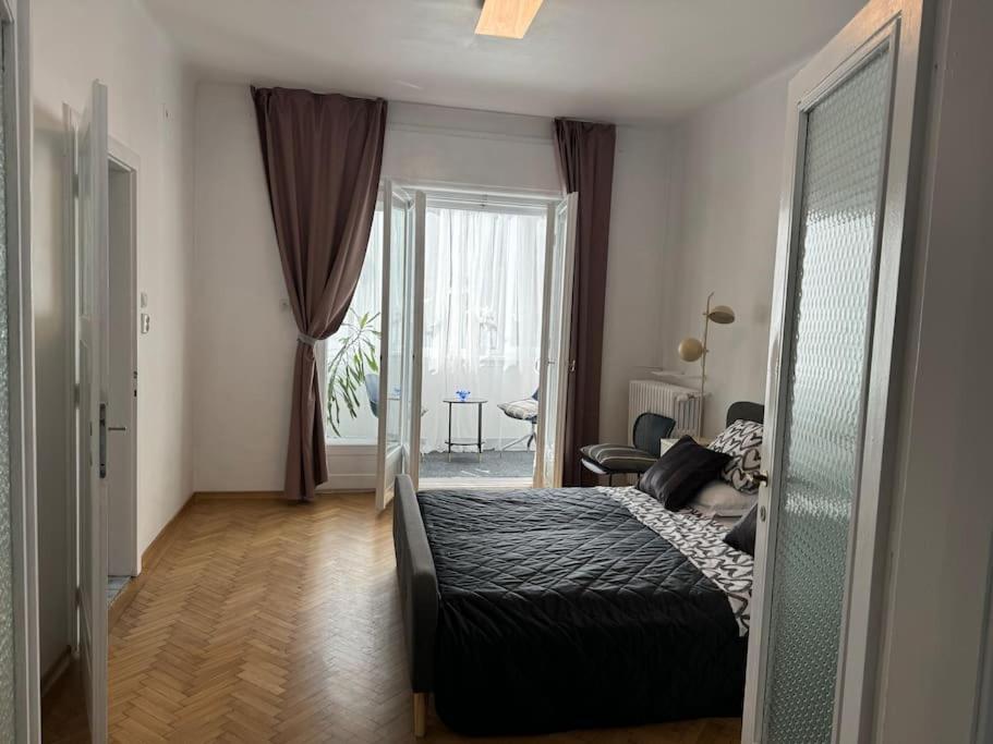 Airy & Beautiful Downtown Apartment Bucureşti Ngoại thất bức ảnh